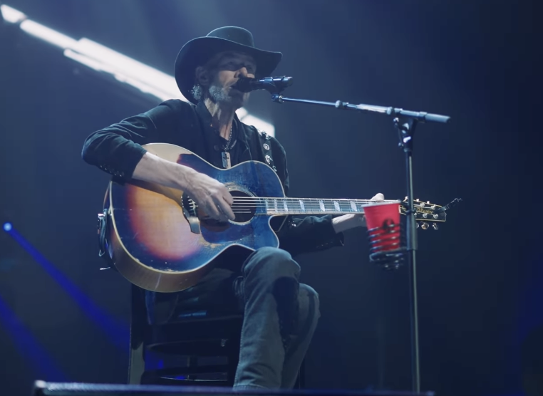 toby keith playing guitar